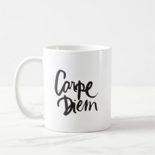 Café Taza tipográfica de la cita de Carpe Diem