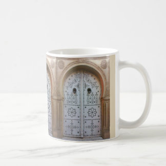 Café Taza tunecina tradicional de la puerta