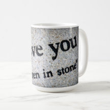 Te amo taza de café, escrita en piedra