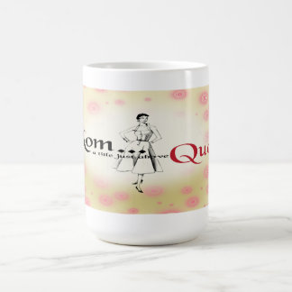 Café Título de la mamá apenas sobre la taza de la reina
