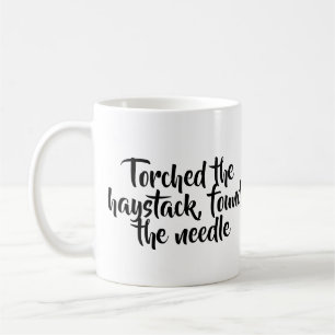 Café Torched el haystack, encontró la taza de la aguja
