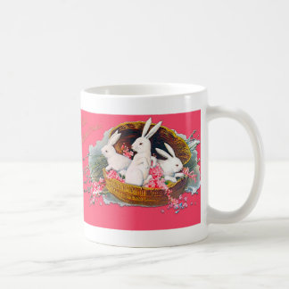 Café Tres conejitos en una taza de la cesta