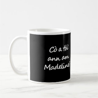 Café Un lado de la taza dice Cò a th' ann am Madeline?