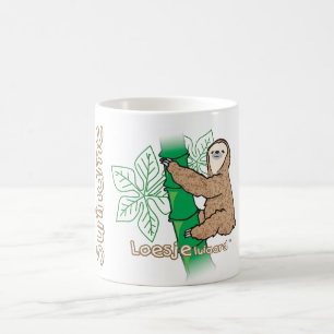 Café Una taza con una imagen de una pereza en ella