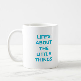 Café Vida sobre la pequeña taza de las cosas