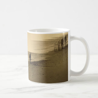 Café viejo hombre en la taza de la playa
