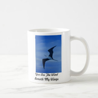 Café Viento debajo de mi taza de las alas