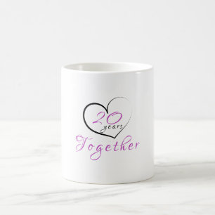 Café vigésimo Aniversario 20 años junto de taza del
