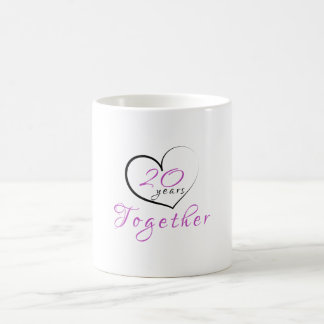 Café vigésimo Aniversario 20 años junto de taza del