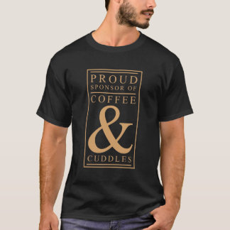 Café y camiseta del gráfico de las abrazos