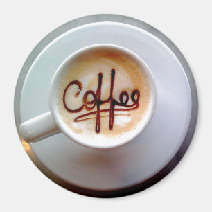 Cafetera de lata y imán de café de platillo