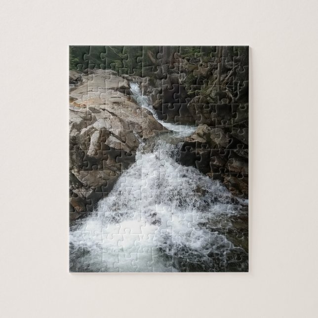 Caída de agua entre el rompecabezas de las rocas (Vertical)