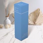 Caja de Boda azul minimalista<br><div class="desc">Añada un toque de elegancia a su boda con nuestra minimalista caja de vino azul, diseñada para complementar nuestra suite de papelería. Con un brillante fondo azul brillante con texto blanco, esta etiqueta combina perfectamente la simplicidad y la sofisticación. La cuidadosa tipografía y el diseño cohesivo aseguran que sus botellas...</div>