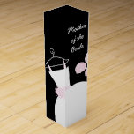 Caja de Boda con vino negro de la madre<br><div class="desc">Bolsa de regalo de temática Bonito en tonos rosas con un estilizado vestido de boda y flores sobre un fondo negro. Un diseño de personalizable para que usted pueda personalizar con su propio texto,  imágenes e ideas.</div>