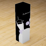 Caja de boda de la dama de honor de la novia en la<br><div class="desc">Bolsa de regalo con temática de novia en tonos morados,  con un vestido boda estilizado y flores sobre un fondo negro. Un diseño de personalizable para que puedas personalizar con tu propio texto,  imágenes e ideas.</div>