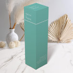 Caja de Boda verde minimalista<br><div class="desc">Añada un toque de elegancia a su boda con nuestra minimalista caja de vino verde, diseñada para complementar nuestra suite de papelería. Con un brillante y brillante fondo verde verde azulado con texto blanco, esta etiqueta combina perfectamente la simplicidad y la sofisticación. La cuidadosa tipografía y el diseño cohesivo aseguran...</div>