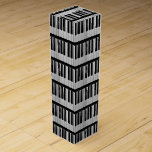 Caja de encargo del vino del teclado de piano<br><div class="desc">Si usted es un virtuoso o alguien del piano que saben jugar apenas los palillos,  usted está seguro de amar esta caja de encargo blanco y negro del vino del teclado de piano.</div>