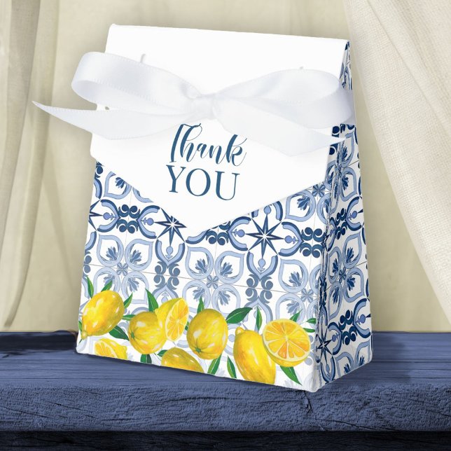 Caja de Favor de Azulejos Azules de Lemon Positano (An elegant Mediterranean lemon gift box, great for filling with a treat to thank your guests.)