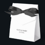Caja de Favor de la Boda Blanca Personalizada<br><div class="desc">Agregue sus nombres y fecha personalizados a esta caja de regalo clásica de la boda blanca. Una selección de elegantes colores de arco.</div>