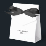 Caja de Favor de la Boda Blanca Personalizada<br><div class="desc">Agregue sus nombres y fecha personalizados a esta caja de regalo clásica de la boda blanca. Una selección de elegantes colores de arco.</div>