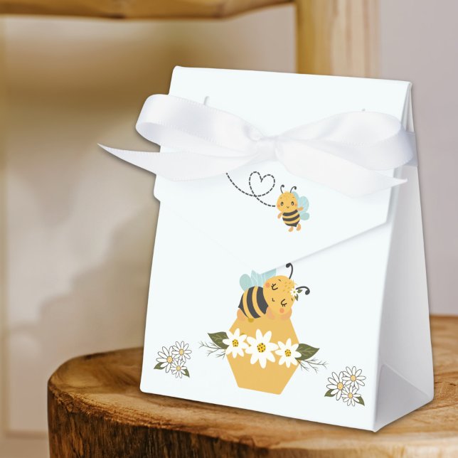 Caja de favoritos de Baby Shower temática de abee (Cute Bee Themed Baby Shower Favor Boxes with  whimsical bee, honeycomb, and daisy design. )