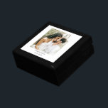 Caja de fotos de recién casados<br><div class="desc">Una caja de conservas barnizadas de madera de boda personalizada. Reemplace esta foto con su propia foto favorita del boda.</div>