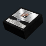 Caja de fotos del 60 aniversario del Boda<br><div class="desc">Diseño de imágenes Digitalbcon con una cinta de satén negra, un tema de marco floreciente platino y diamante platino con una variedad de imágenes, formas, patrones, estilos y fuentes personalizados en esta caja de regalo fotográfica "Aniversario del Boda del diamante". Este elegante y atractivo diseño viene con la imagen de...</div>