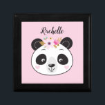 Caja de joyas de cara de panda rosada personalizad<br><div class="desc">Una bonita caja de joyería panda personalizada y rosa. fondo rosa bonito con una cara de panda giratoria en la parte delantera. Personalízalo con tu nombre. Diseñado para ti por Blackberry Boulevard.</div>