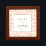 Caja de joyas de estilo vintage personalizada<br><div class="desc">Ya sea para un regalo de boda para recién casados, un regalo de aniversario, o para cualquier otra ocasión especial, esta elegante caja de joyas estilo vintage seguramente será valorada en los años venideros. Con un hermoso patrón femenino en suave melocotón pastel y blanco, exclusivo para nuestra tienda, añade un...</div>