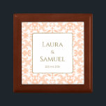 Caja de joyas de estilo vintage personalizada<br><div class="desc">Ya sea para un regalo de boda para recién casados, un regalo de aniversario, o para cualquier otra ocasión especial, esta elegante caja de joyas estilo vintage seguramente será valorada en los años venideros. Con un hermoso patrón femenino en suave melocotón pastel y blanco, exclusivo para nuestra tienda, añade un...</div>