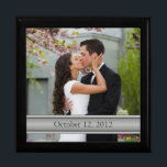 Caja de joyas de plantilla de fotograma Boda<br><div class="desc">Puede personalizar la foto y el texto en esta caja de joyería de plantilla de fotograma. Ideal para un boda, compromiso, aniversario o foto familiar. Para cambiar la imagen y el texto, utilice la opción de personalización. Para realizar otros cambios, incluidos los cambios en el texto (fuente, tamaño de fuente,...</div>