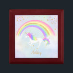 Caja de joyas de tema de unicornio | Azul y oro má<br><div class="desc">Caja de joyería de unicornio con colores mágicos azul,  purpurina dorado y arcoiris! Texto en oro con un unicornio arcoiris sobre un suave fondo azul cielo. ¡Perfecto para tu amante del unicornio! ¡Cambie el color de fondo si lo desea!</div>