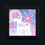 Caja de joyería rosada bonita adaptable del<br><div class="desc">Unicornio rosado bonito en flores contra un fondo del ombre con nombre adaptable.  ¡Perfeccione para la princesa bonita en su vida,  joven o viejo!</div>