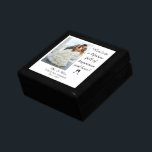 Caja de Keepsake boda con foto personalizada<br><div class="desc">¡Esta elegante caja de bombo de boda dice: ¡Aquí está una vida llena de felicidad y amor! Personalice la foto de la novia y el novio,  los nombres y la fecha de boda.</div>