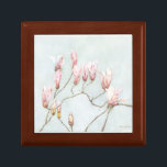 Caja de Keepsake con flores de magnolia<br><div class="desc">Cada año espero con interés el florecimiento de estos árboles más reales. Por favor,  sepan que cuando compren esta caja de "Magnolia Blossom" estarán ayudando a otros - dono el 50% de mis regalías de artista a bancos locales y nacionales de comida.</div>