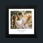 Caja de Keepsake con joyas de madera de compromiso<br><div class="desc">Una caja de keepsake de madera barnizada personalizada para el compromiso. Reemplace esta foto con su propia foto favorita del boda.</div>