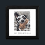 Caja de Keepsake de foto de perro personalizada<br><div class="desc">Una entrañable caja de mascota de fotos con un perro con su juguete favorito y la leyenda: "nuestro buen chico" con el nombre de su perro. Personalizar para el niño o el perro chica.</div>