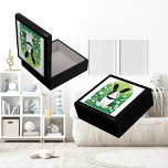 Caja de Keepsake de Joyas de Conejo Negro Y Blanco<br><div class="desc">Un lindo conejito blanco y negro en un campo de flores silvestres. Creado digitalmente en un estilo personalizado. Un diseño perfecto para niños y adultos con numerosos productos de moda. Personalizar tu color de fondo o texto!</div>