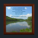 Caja de Keepsake de la cita del lago de Thoreau<br><div class="desc">Esta caja muestra una fotografía del lago Canoe Creek cerca de la AP de Hollidaysburg. Es uno de los parques estatales de Pensilvania. La iluminación era justo para captar las reflexiones que se proyectaban sobre la superficie del lago. La foto se prestaba a una cita inspiradora de Walden de Henry...</div>