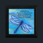 Caja de Keepsake de la libélula de bendición irlan<br><div class="desc">Déjate inspirar por la cita de la bendición irlandesa en una caja de sake azul para alegrar tu día. Creado a partir de mi pintura acuarela original, el caprichoso insecto vuela pacíficamente sobre el agua verde azul, negro y verde azulado. Disfruta del mensaje de coraje y de fe en el...</div>