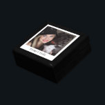 Caja de Keepsake de madera de foto personalizada<br><div class="desc">Una caja de sake dulce y personalizada de madera lacada. Añada una foto de un niño,  familia,  mascota o a cualquiera que le guste a esta caja de regalo o de regalo. Tapa de cerámica. Reemplace la foto de ejemplo con su propia foto favorita.</div>