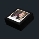 Caja de Keepsake de madera de foto personalizada<br><div class="desc">Una caja de sake dulce y personalizada de madera lacada. Añada una foto de un niño,  familia,  mascota o a cualquiera que le guste a esta caja de regalo o de regalo. Tapa de cerámica. Reemplace la foto de ejemplo con su propia foto favorita.</div>