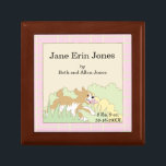 Caja de Keepsake de madera pequeña "Libro retro/ro<br><div class="desc">Diseño Baby Shower "Retro Style/Pink/Build-a-Library", pequeña caja de conservas de madera. Esta "Retro Style/Pink/Build-a-Library", ducha de bebé, caja de sake hace un regalo memorable. Personalice el texto eligiendo el color de fuente, el tamaño, el estilo y la redacción favoritos. Este diseño "Retro Style/Pink/Build-a-Library" forma parte de una línea de productos...</div>