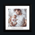 Caja de Keepsake Personalizada De Madera De Fotos<br><div class="desc">Una caja de conservas barnizadas de madera de fotos personalizada y dulce. Reemplace esta foto con su propia foto favorita de cualquier tipo.</div>