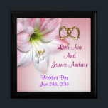 Caja de mantenimiento del Boda<br><div class="desc">Caja de Boda con flores color amaryllis sobre fondo de tela con nombres y fecha de la pareja boda. Perfecto regalo para novia y novio para ahorrar recuerdos de su día especial. Personalizar con nombre y fecha. También puede cambiar la fuente y el color de la fuente. Esta hermosa caja...</div>