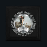 Caja De Regalo 10.º Aniversario Boda Foto de tono de inclinación<br><div class="desc">El Décimo Aniversario del Boda es un hito en cualquier relación que merezca ser celebrada con estilo, y se puede hacer con este diseño fotográfico de tono negro y plateado que presenta las palabras "Décimo Aniversario del Boda" en la ronda y el espacio en el centro para que usted pueda...</div>