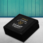 Caja De Regalo 30.ª legendaria retro de oro negro<br><div class="desc">Para aquellos que celebran su 30 cumpleaños tenemos la caja de regalo ideal de cumpleaños con un toque vintage. El fondo negro con un diseño de tipografía blanca y dorada es sencillo y elegante con un toque retro. Personalizar fácilmente el texto de este regalo de cumpleaños usando la plantilla proporcionada....</div>