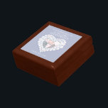 Caja De Regalo 3.ª fotoesposa del aniversario de un boda de piedr<br><div class="desc">Caja gráfica de regalo de trinquete de honda con efecto cardiaco. Perfecto para mostrar un regalo especial para su esposa en un tercer aniversario especial del boda u otra ocasión especial. Personalizado con sus propias palabras fotográficas y sus propias fechas. Diseñado por Sarah Trett para www.mylittleeden.com</div>