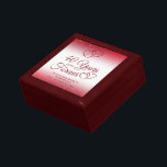 Caja De Regalo 40 Aniversario Corazones de Ruby 40 AÑOS EN SIEMPR<br><div class="desc">Celebre el 40 aniversario del boda con esta caja de regalo personalizada editable en rojo y blanco, que presenta un elegante diseño de tipografía de escritura caligráfica de 40 AÑOS EN FOREVER, acentuado con corazones y confetti entrelazados en un fondo de rubí metálico falso cepillado y personalizado con los nombres...</div>