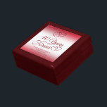 Caja De Regalo 40 Aniversario Corazones de Ruby 40 AÑOS EN SIEMPR<br><div class="desc">Celebre el 40 aniversario del boda con esta caja de regalo personalizada editable en rojo y blanco, que presenta un elegante diseño de tipografía de escritura caligráfica de 40 AÑOS EN FOREVER, acentuado con corazones y confetti entrelazados en un fondo de rubí metálico falso cepillado y personalizado con los nombres...</div>